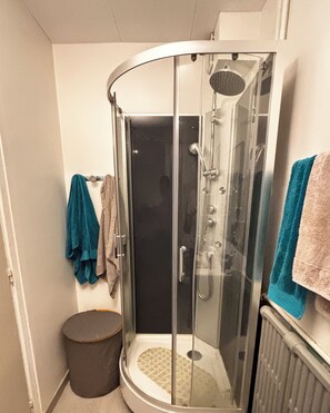 Dusche, Haartrockner, Handtücher, Seife