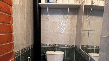 Douche, sĂšche-cheveux, serviettes fournies, savon