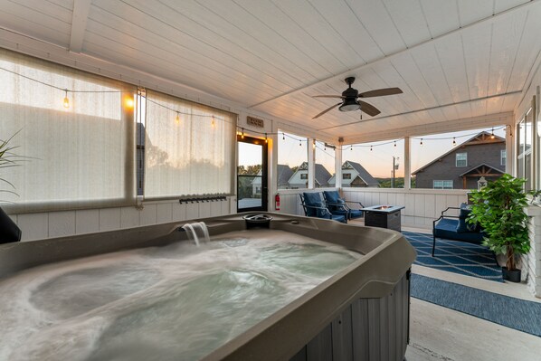 Outdoor spa tub - Cozy zero-step cabin by lake. Pvt. Hot tub. Pool. Fire pit. Pickleball. Kayaks (Lampe)