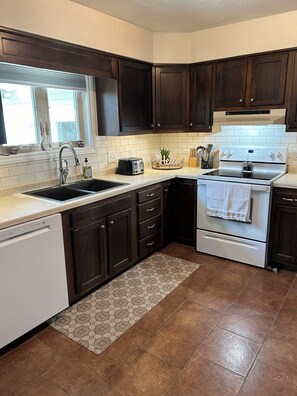 Een koelkast, een microgolfoven, een oven, een kookplaat