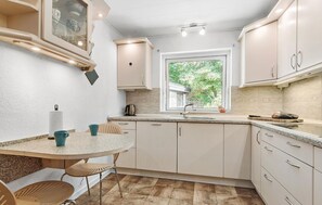 Fridge, microwave, stovetop, dishwasher - Stunning home in Hobro (Hobro)