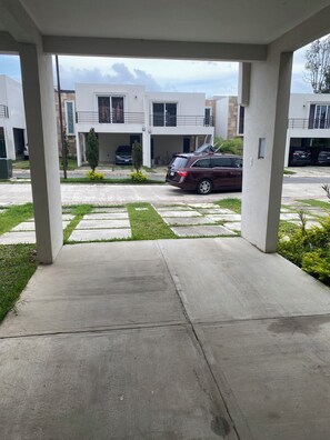 Property grounds - Home en Carretera a El Salvador 7 minutes away from Casa de Dios Church! (Villa Canales)