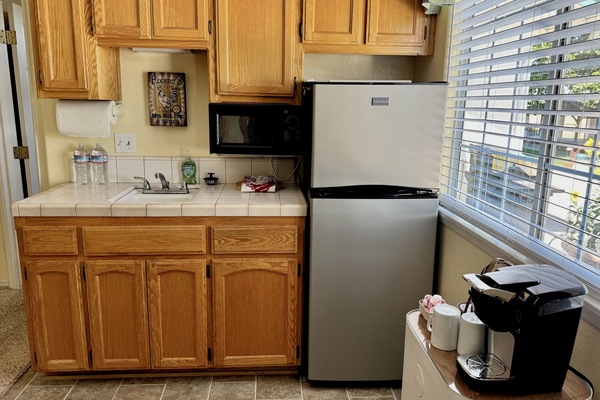 Réfrigérateur, micro-ondes, cafetiÚre/bouilloire, grille-pain