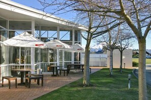 Outdoor dining - Brinkley Resort (Methven)