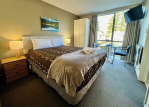 Laptop workspace, blackout drapes, soundproofing, free WiFi - Brinkley Resort (Methven)