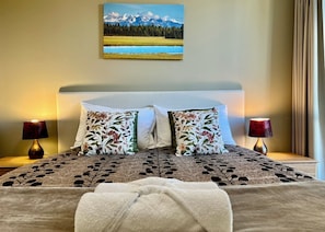 3 bedrooms, laptop workspace, blackout curtains, soundproofing