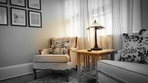 Smart TV - Bring the whole family to the Summer House.  6 bedroom, 2 bath sleeps 12. (Cape Charles)