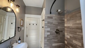 Dusche, Handtücher, Seife, Toilettenpapier