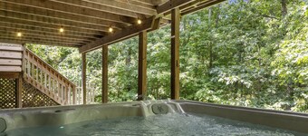 AMAZING Location! Hottub! Walk 2 beach! Slps 9
