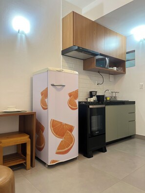 Frigorífico, microondas, horno y placa de cocina