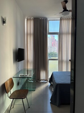 1 dormitorio, escritorio, tabla de planchar con plancha y wifi