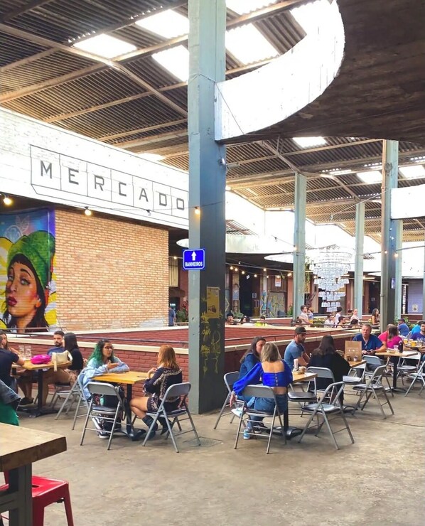 Outdoor dining - Bright, well located and newly renovated studio! (Funcionários Belo Horizonte)