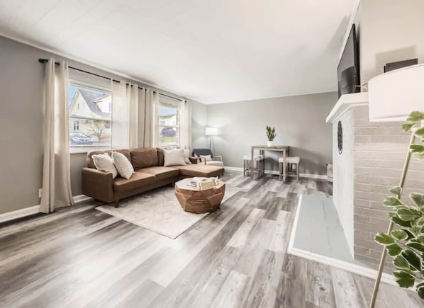 TV, videogames, livros, escritórios