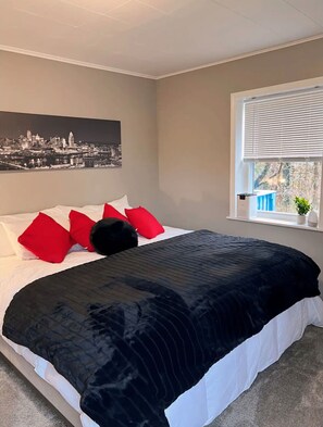 3 bedrooms, iron/ironing board, travel cot, WiFi - Prime Location! | 10-min to Downtown | Luxe 3BR (Highland Heights)