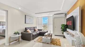 1 makuuhuone, tallelokero huoneessa, työpöytä, silitysrauta/-lauta