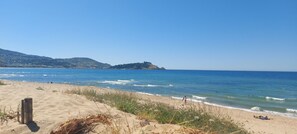 Beach - Spacious 2-bedroom apartment with sea and mountain views, 250m from the beach. (Tabarka)