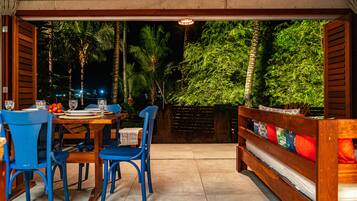 Vila superior, vista para o jardim | Sala de jantar