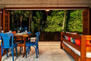 Vila superior, vista para o jardim | Sala de jantar