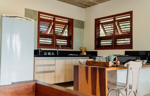 Superior Villa, Garden View | Private kitchenette | Fridge, stovetop, cookware/dishes/utensils, dining tables - Pousada Vila Gostoso (São Miguel do Gostoso)