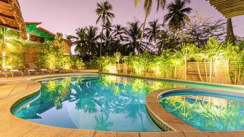 Piscina externa, funciona das 8h às 19h, espreguiçadeiras