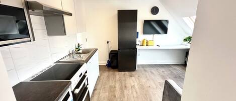 ثلاجة، ميكروويف، فرن، موقد طهي مسطح