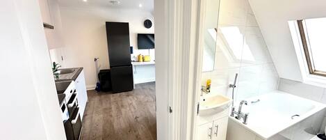 Frigorifero, microonde, forno, piano cottura