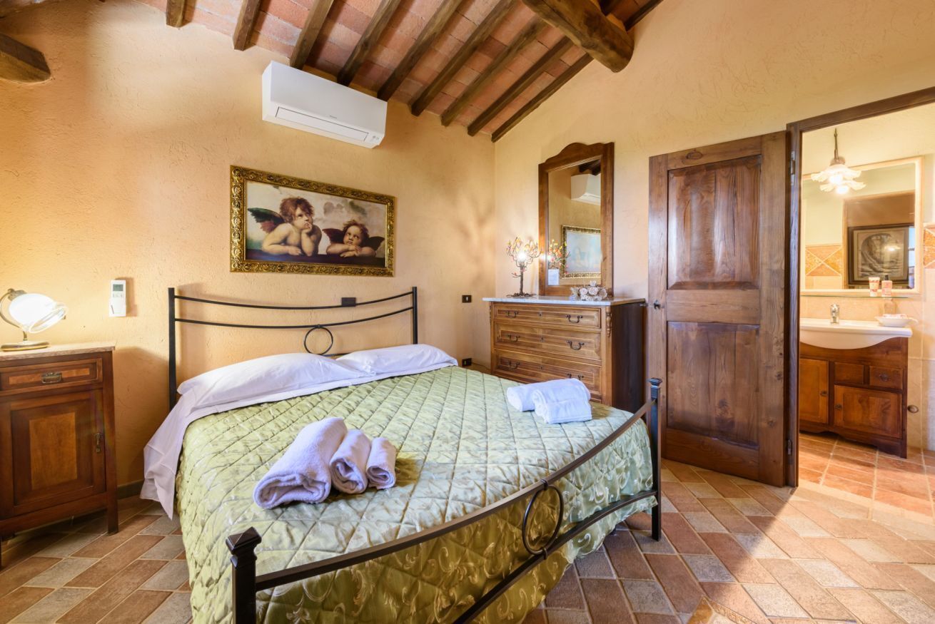 7 bedrooms, iron/ironing board, WiFi, bed sheets