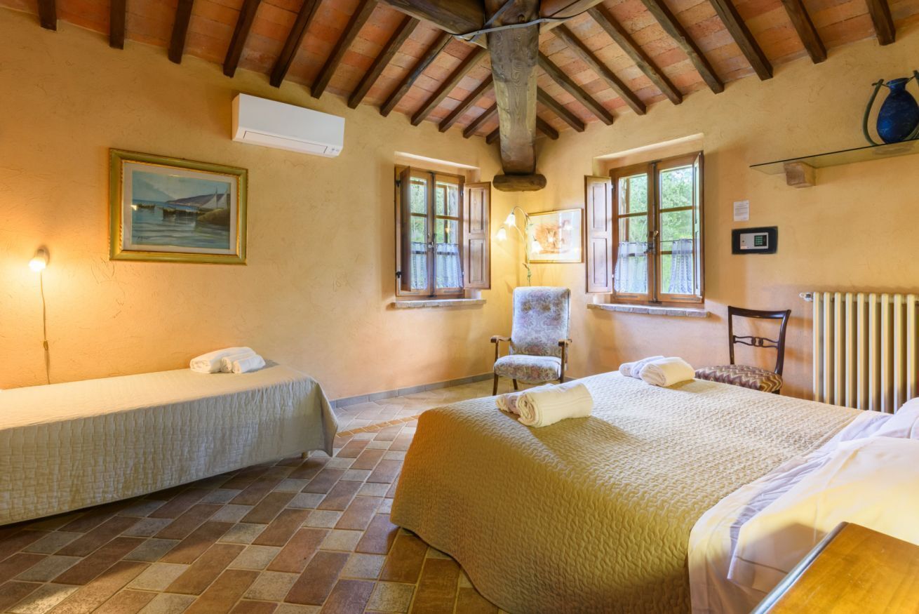7 bedrooms, iron/ironing board, WiFi, bed sheets