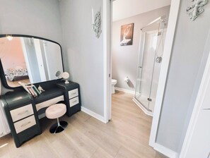 Shower, hair dryer, towels - Audrey- an ode to an icon (Salem)