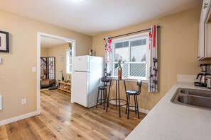 Fridge, microwave, oven, stovetop - The Twin Flats (Audrey and Far East Escape) (Salem)