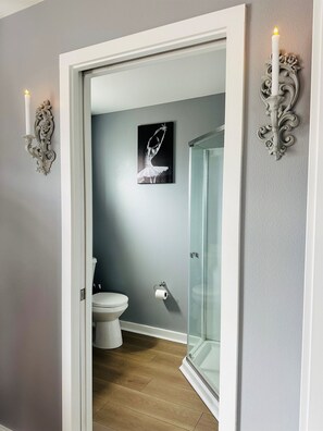 Shower, hair dryer, towels - The Twin Flats (Audrey and Far East Escape) (Salem)