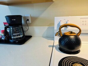 Réfrigérateur, four à micro-ondes, un four, surface de cuisson