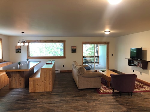 10 minutes to Glacier National Park! Central Eastside location for park access. 