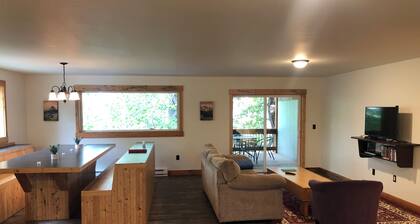 10 minutes to Glacier National Park! Central Eastside location for park access.