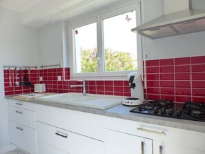 Kühlschrank, Mikrowelle, Toaster, Kochgeschirr/Geschirr/Besteck