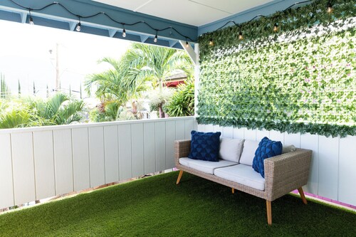 North shore living! Walking distance to Hale’iwa town. Private lanai, AC, WiFi.