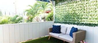 North shore living! Walking distance to Hale’iwa town. Private lanai, AC, WiFi.