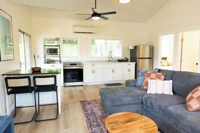 North shore living! Walking distance to Hale��’iwa town. Private lanai, AC, WiFi.