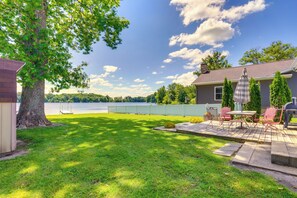 Outdoor dining - Howe Retreat w/ Fire Pit + Private Boat Dock! (Howe)