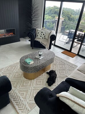 Smart-tv och eldstad