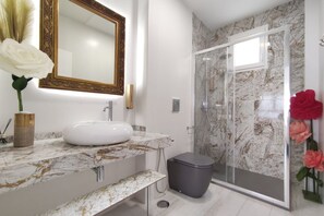 Dusche, Haartrockner, Handtücher