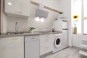 Fridge, microwave, stovetop, dishwasher