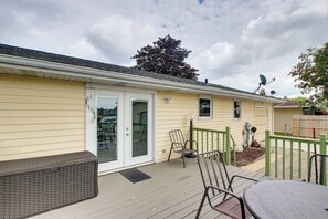 Outdoor dining - Super close to Lambeau!  4 minute walk to the stadium district! 2 bedroom home. (Green Bay)