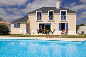 Pool - Charmante Villa équipée pour 8 + Parking Gratuit (St Jean de Monts – France)