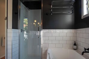 Shower, hair dryer, towels, toilet paper - River Walk Cottage - Nelson's Charming Riverside Retreat (Nelson)