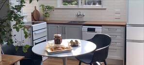 Kylskåp, ugn, spishäll och diskmaskin