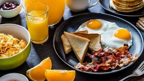 A breakfast plate with eggs, bacon, toast, and orange juice. - Hotel Condo Mango (Boca Chica)