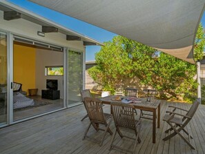 Outdoor dining - Hosts on the Coast Taranui's Nest (Matarangi)