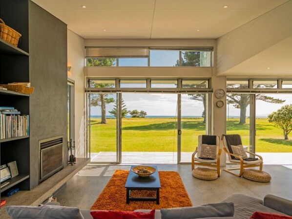 Interior - Hosts on the Coast Taranui's Nest (Matarangi)