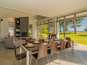 Outdoor dining - Hosts on the Coast Taranui's Nest (Matarangi)